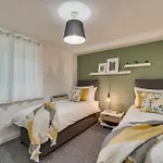 Chic And Bright Apartment Near The Water