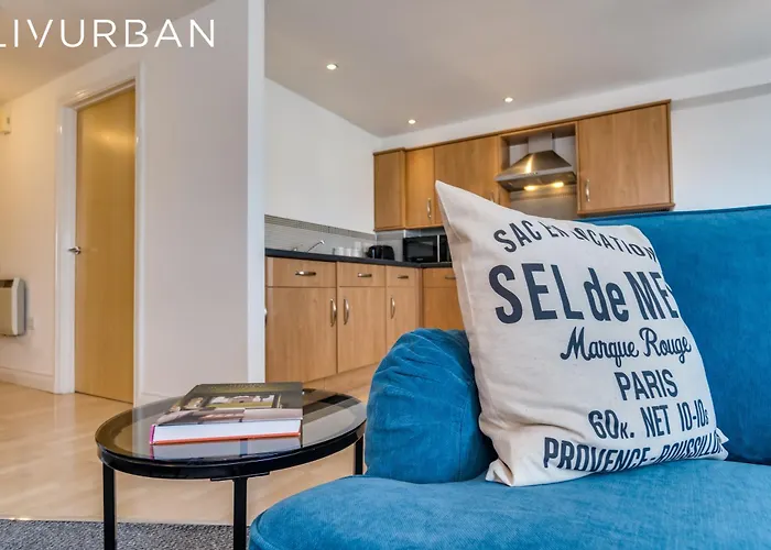 Chic And Bright Apartment Near The Water